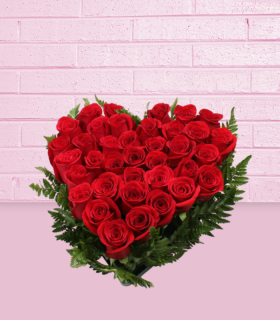 Arreglo floral corazón de rosas rojas