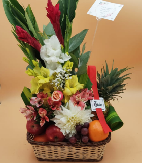 canasta de flores y frutas